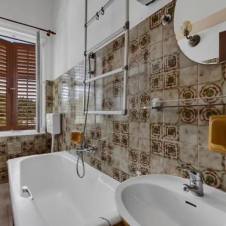 Riviera - Zuta Kuca Gasthof