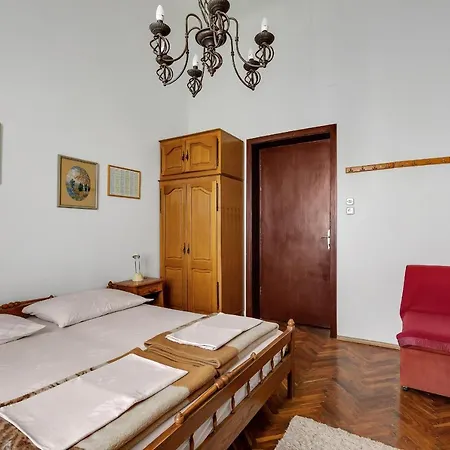 Riviera - Zuta Kuca بيت ضيافة ماكارسكا