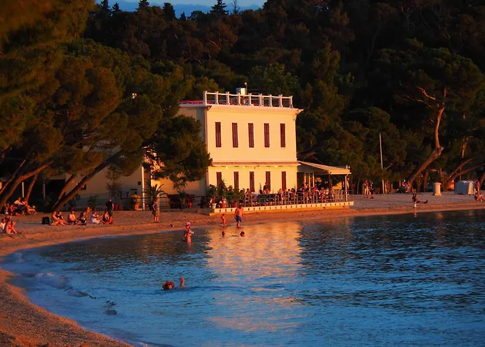 Riviera - Zuta Kuca * Μακάρσκα